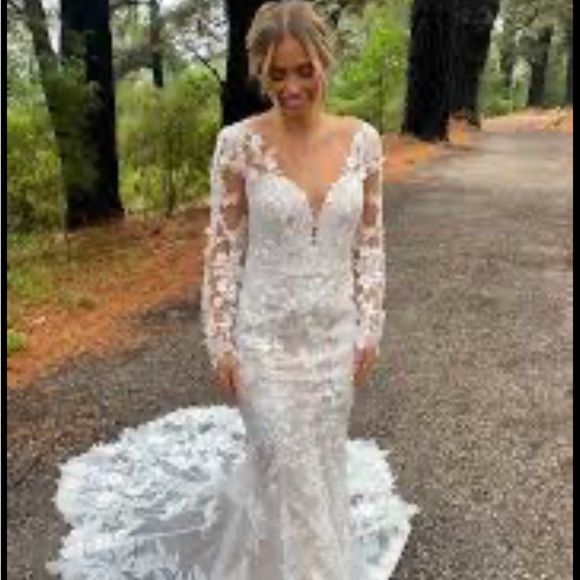 Essence of Australia Elegant Lace Wedding Dress - Picture 1 of 16